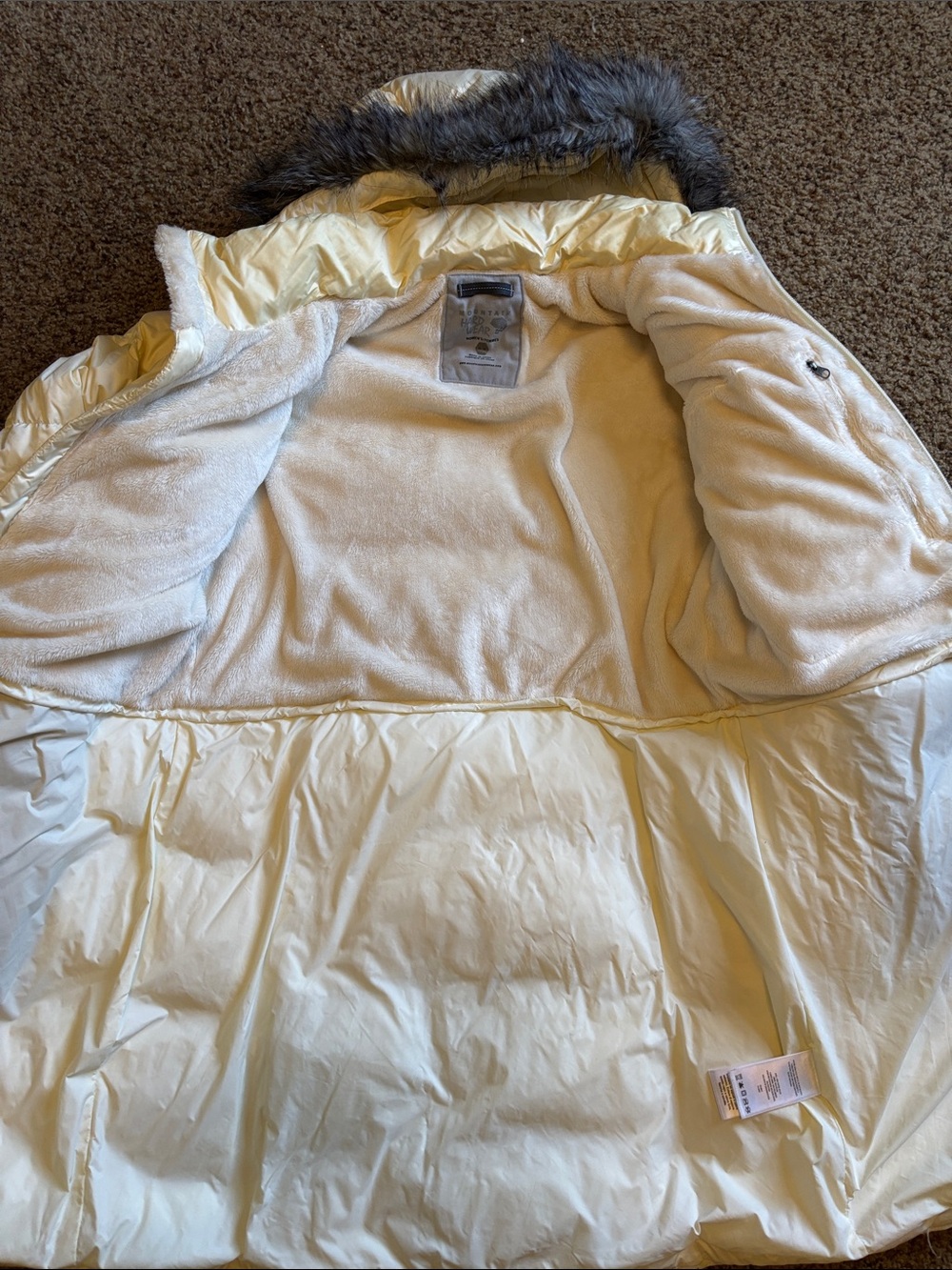 Mountain Hardwear Women's Cream Puffer Jacket with Faux Fur Trim - Picture 4 of 6
